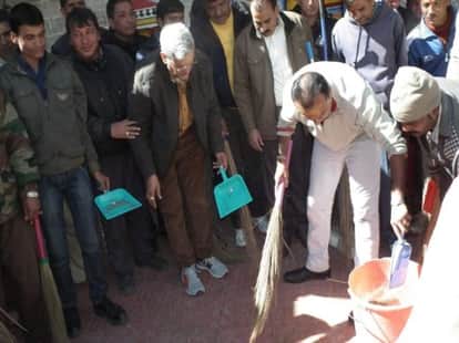 anil ambani in kedarnath, see video.