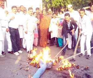 congress activist showed protest on swami comment.