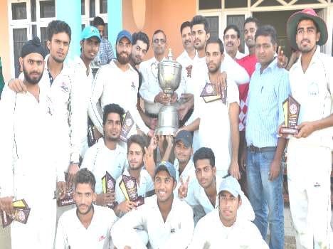 Una college champion beat mandi