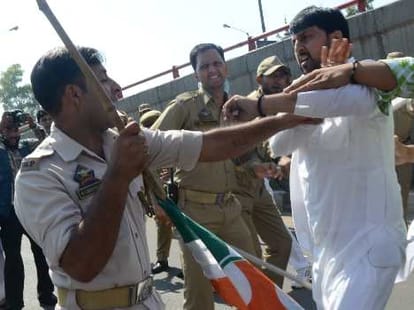 lathi charge on youth congress workers