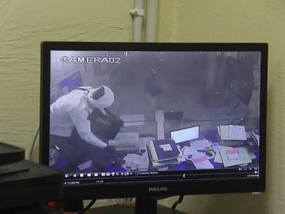 bank loot in kanpur.