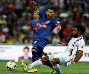 mumbai beat pune in isl match.