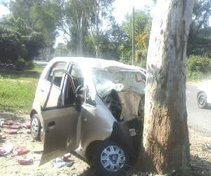 Three dead after car collides with tree in kangra.