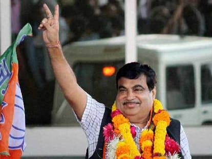 modi talks with sangh to make fadnavis cm.