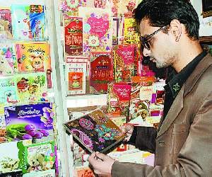 greeting cards sale lose popularity.
