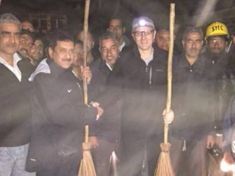 chief minister omar abdullah joined cleaning ops in flood hit jawahar nagar