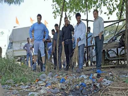 chief minister omar abdullah joined cleaning ops in flood hit jawahar nagar