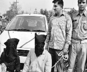 Police dressed criminal's gang caught.