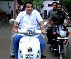 digvijay criticized nitin gadkari at riding scooter without helmet