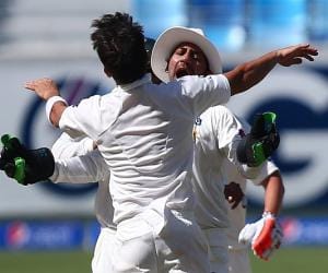 Pak takes lead in dubai test against Australia.