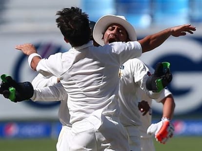 Pak takes lead in dubai test against Australia.
