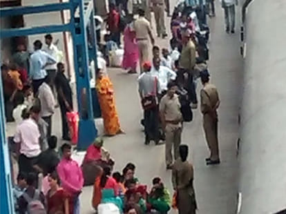 Group of enunchs who prevents riot to get reward.