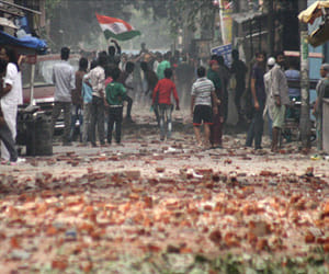  Trilokpuri riots: people gathered outside policestataion.