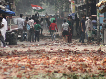 communal clash in trilokpuri delhi, life in trouble.