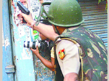Trilopuri riots: police in on target.Trilopuri riots: police in on target.