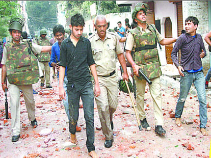  Trilokpuri riots: people gathered outside policestataion.
