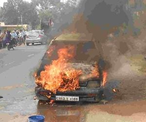 fire in maruti car at baddi.