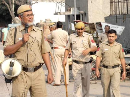 Mosque desecrated in Okhla.