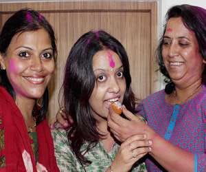 Amruta Fadnavis Won't Quit Axis Bank job 