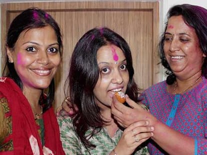 Amruta Fadnavis Won't Quit Axis Bank job 