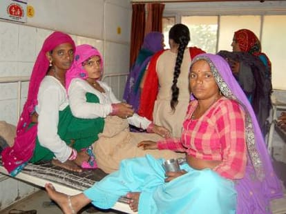 Pragnent Lady Delivered Son on Rehri on Road
