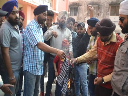 angry people beaten the family killer harmeet.