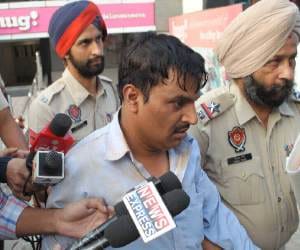 throw Chilli powder in eyes, robbed 15 million