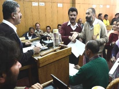 mc shimla monthly meeting, counsellor walkout.
