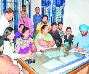 insolence with Woman BJP leader in market