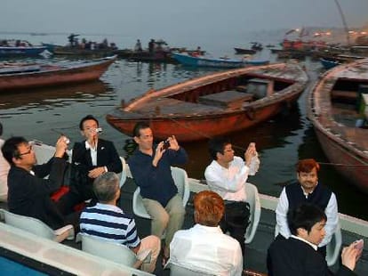 Representative group of Japan inspects the condition of Ganga.