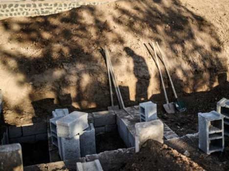 Iraq: mass graves found filled with bodies.