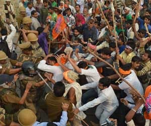 akhilesh administration active to give compensation to farmers.