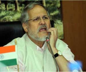 LG najeeb jung gets angry on officers
