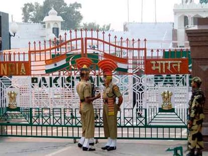 bomb blast at wagah border: red alert, army and BSF deployed