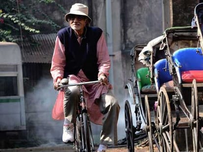 Amitabh Bachchan cycles in Kolkata for 'Piku'
