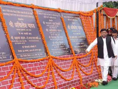 Akhilesh Yadav inaugrates the bridge in Lucknow.