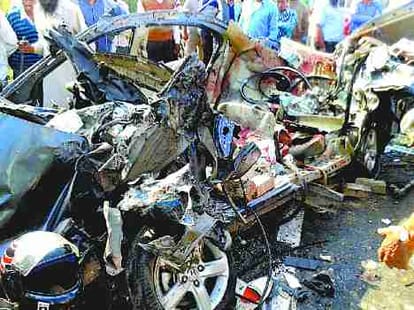 Bus-Car Accident, 4 Dead