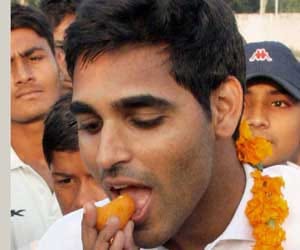 Peoples Choice Award to Bhuvneshwar Kumar - LG ICC Cricket Awards