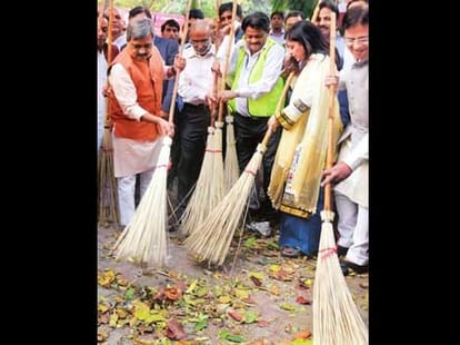 swachh photo op goes viral.