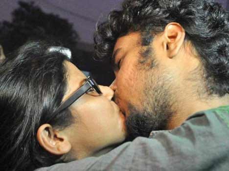 kiss of love in kolkata