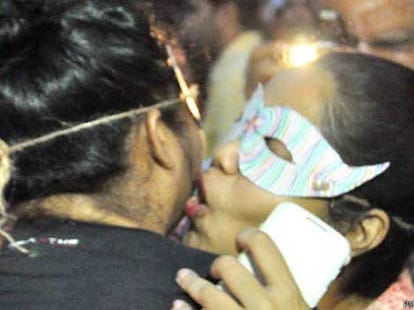 kiss of love in kolkata