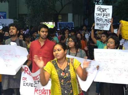 kiss of love in kolkata