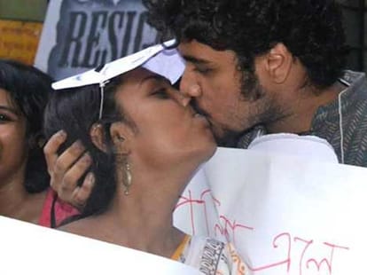 kiss of love in kolkata