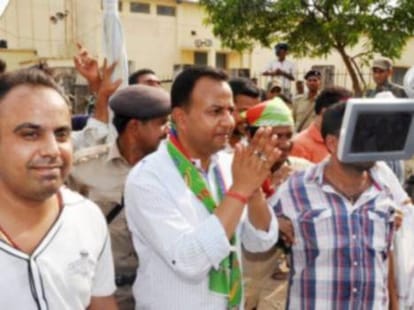 ajsu leader naveen jaiswal cried in public