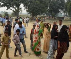 A boat drown in Ganga, three people died.