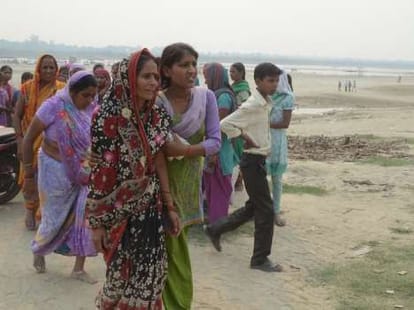 A boat drown in Ganga, three people died.