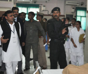 akhilesh yadav angry over mismanagement in medical college.