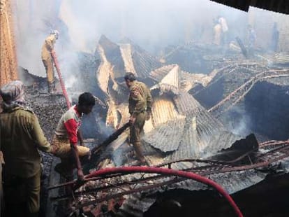 5 people burn and died in narela