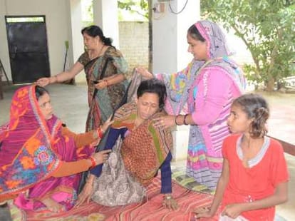 A boat drown in Ganga, three people died.