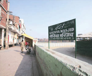 Mosque desecrated in Okhla.